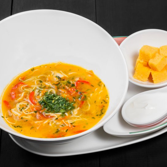 Карі-суп з куркою та овочами