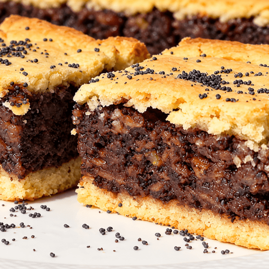 Пляцок з яблуками і маком
