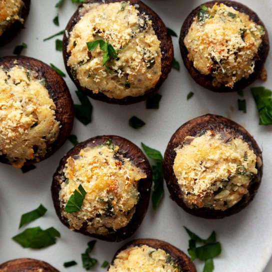 Гриби, фаршировані карамелізованою цибулею