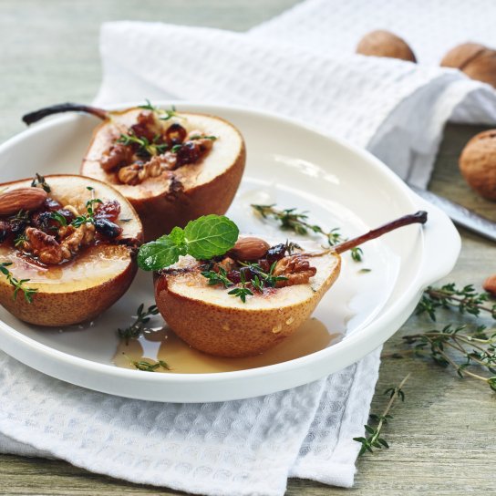 Запечені груші з горіхами та родзинками