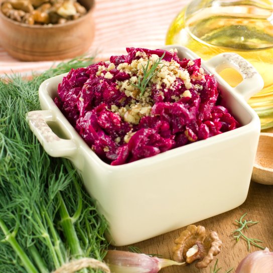 Буряковий салат з чорносливом та родзинками