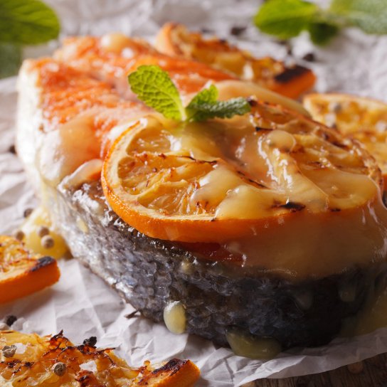 Медальйони з червоної риби з апельсином та розмарином