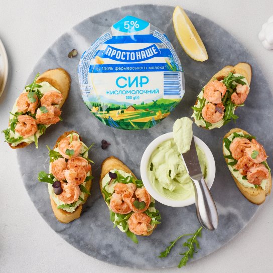 Брускети з креветками й кремом з авокадо та сиру