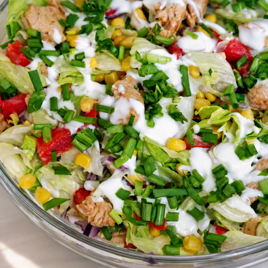 Салат с курицей и кукурузой