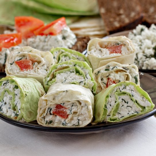 Роли з сиром, зеленню та овочами