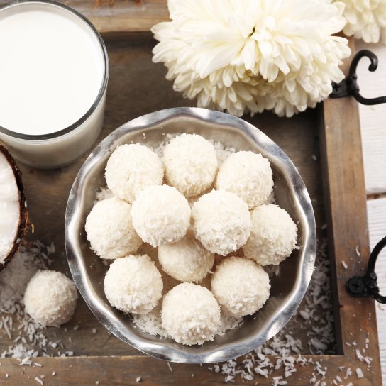 Десертні кульки з кокосовою стружкою та мигдалем