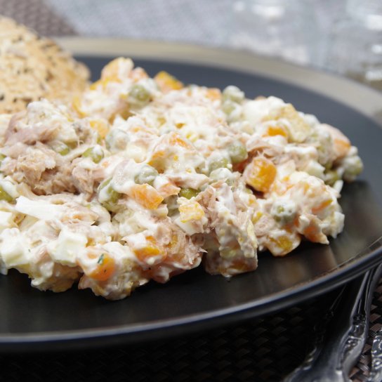 Святковий салат з минтаєм