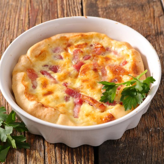 Пышный омлет с начинкой из сыра и бекона