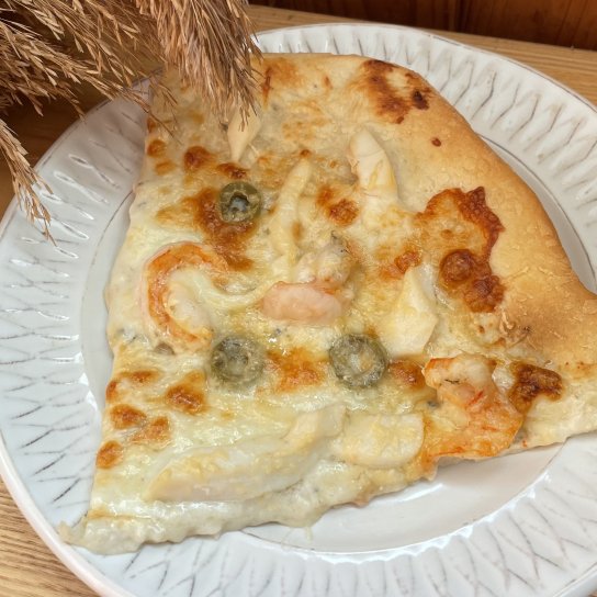 Піца з морепродуктами та сирним соусом