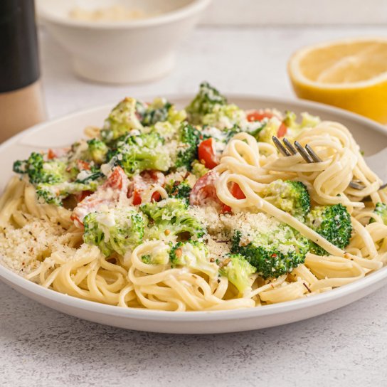 Паста з броколі й томатами
