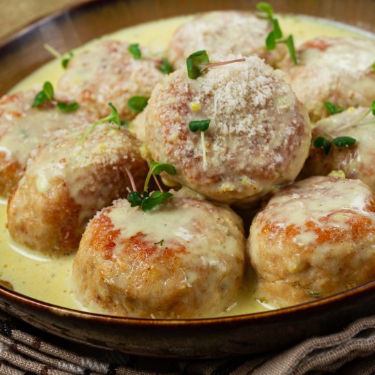 Котлети в сирному соусі