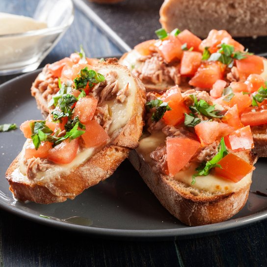 Канапки з тунцем та запеченими томатами