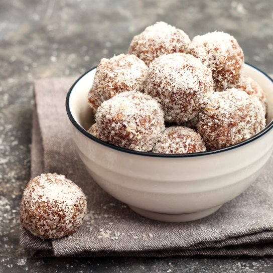 Веганські вівсяні кульки з фініками та горіхами