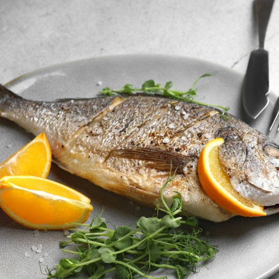 Риба, запечена з апельсином та часником