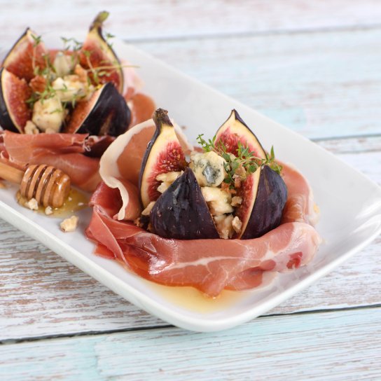 Сушений інжир, фарширований сиром і прошуто