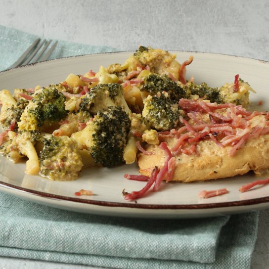 Запечена курка з броколі, сиром та беконом