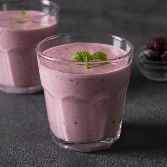 Зимове смузі із замороженими ягодами