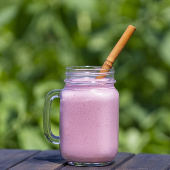 Смузи с ягодами жимолости