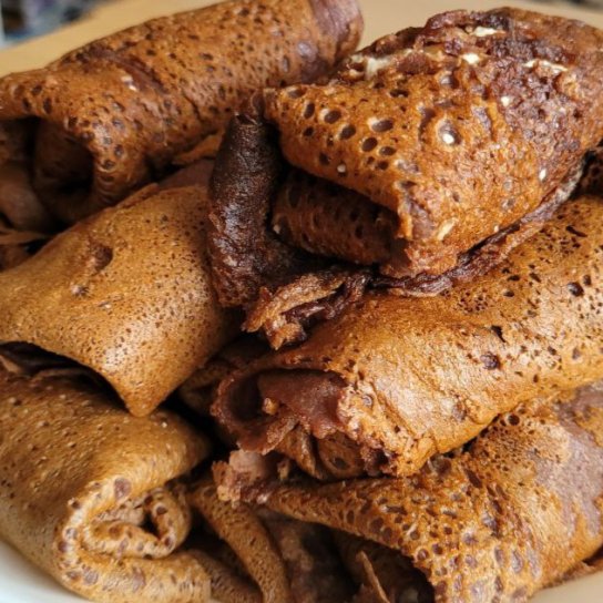 Шоколадні млинці з сирно-карамельною начинкою