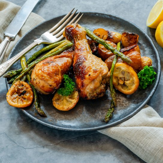 Запечена курка з картоплею та спаржею