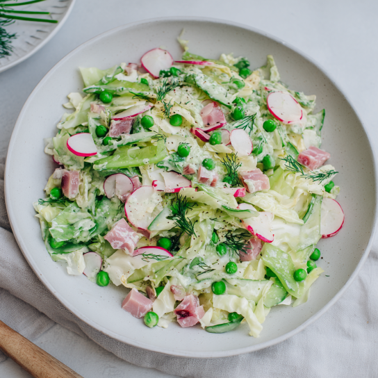 Салат з молодою капустою, шинкою і бринзою