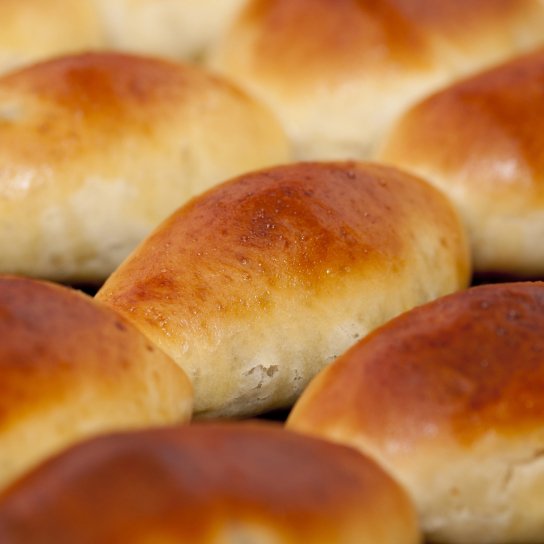 Булочки з вишневим варенням