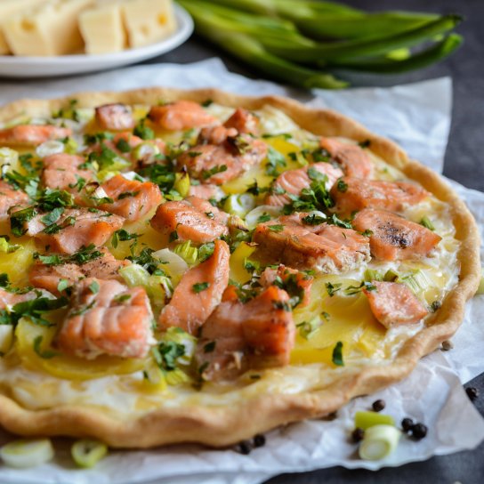 Пиріг з огірком, сьомгою та зеленим соусом