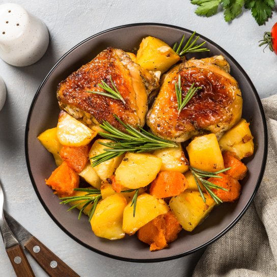 Курка, запечена з овочами