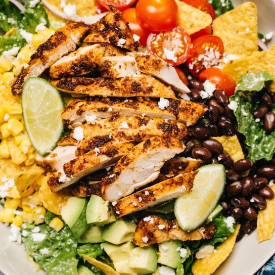 Салат з куркою, чорною квасолею і кукурудзою