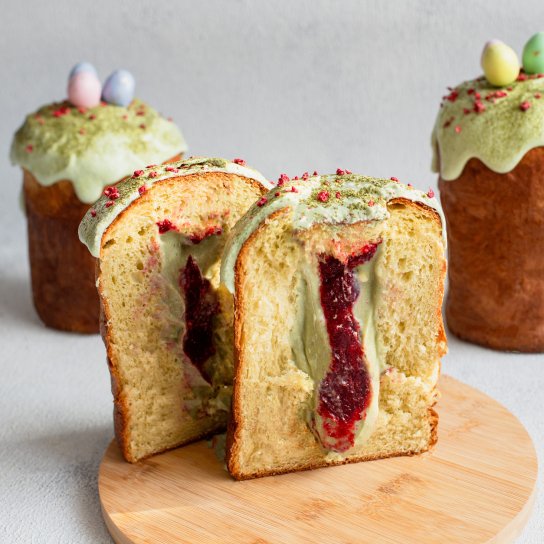 Паска з матчею і малиною