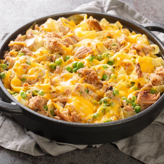 Запечена паста з тунцем і горошком