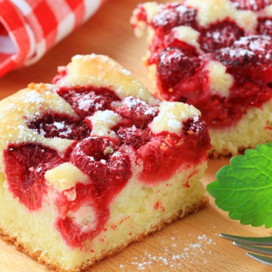 Шарлотка з малиною