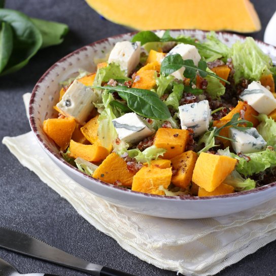 Салат з хурмою та сиром із пліснявою