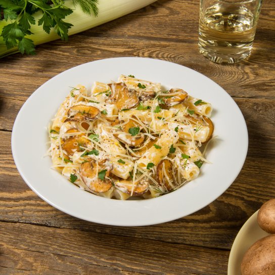 Паста з цибулею-пореєм та грибами