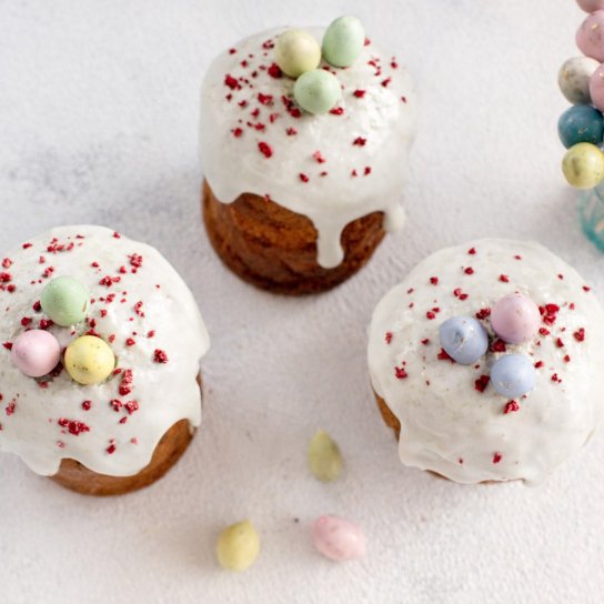 Шоколадні яйця в різнокольоровій глазурі