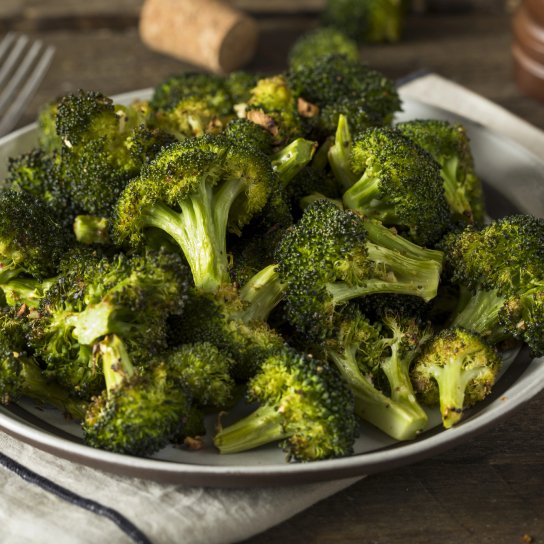 Печена броколі з лимоном, горіхами та пармезаном