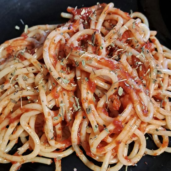 Спагеті із соусом