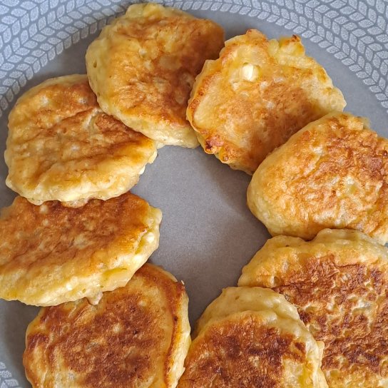 Оладки з карамелізованими яблуками