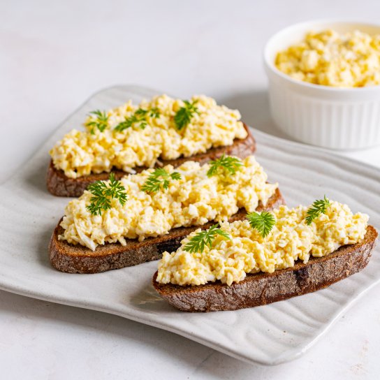 Салат-намазка з плавленим сиром, яйцем та часником