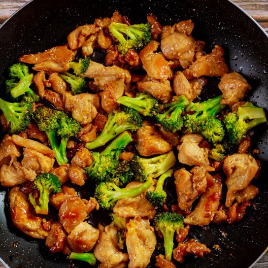 Курка з броколі, кунжутом та соєво-медовим соусом