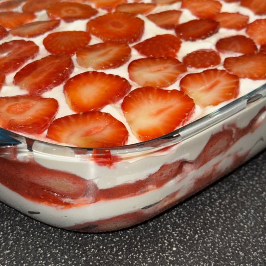 Полуничне тирамісу