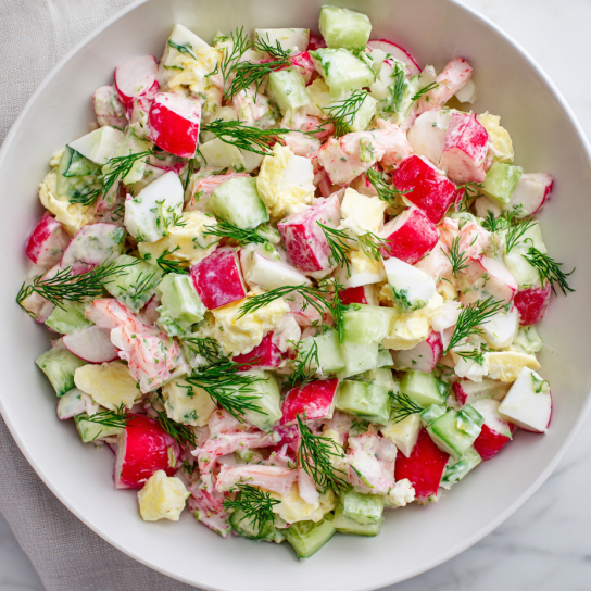 Салат з редискою і крабовими паличками