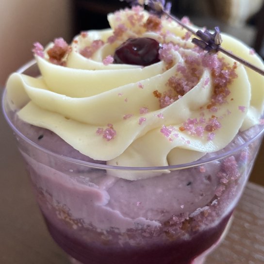 Трайфл з лавандовим кремом і бісквітом Трайфл з лавандовим кремом і бісквітом