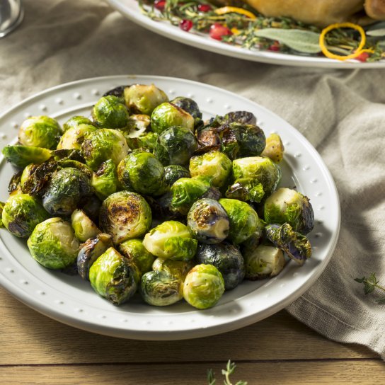 Запечена брюссельська капуста з виноградом