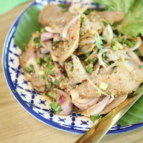 Салат зі свинини з цибулею