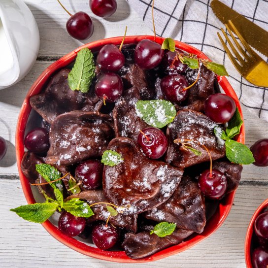 Шоколадні вареники із сиром і вишнями