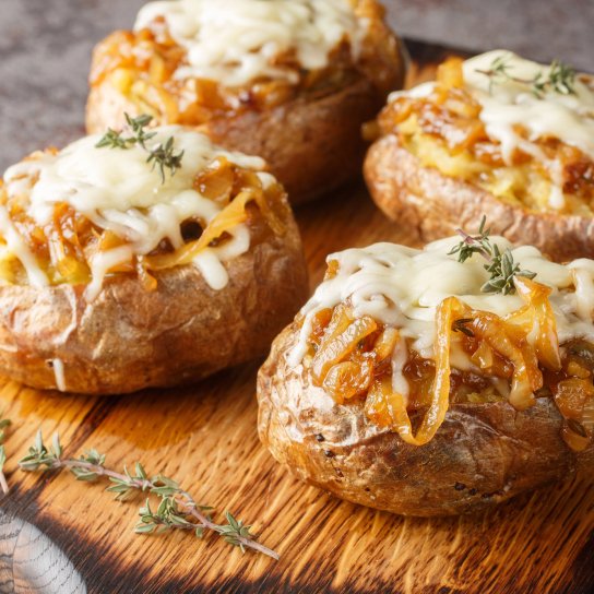 Печена картопля з цибулею по-французьки