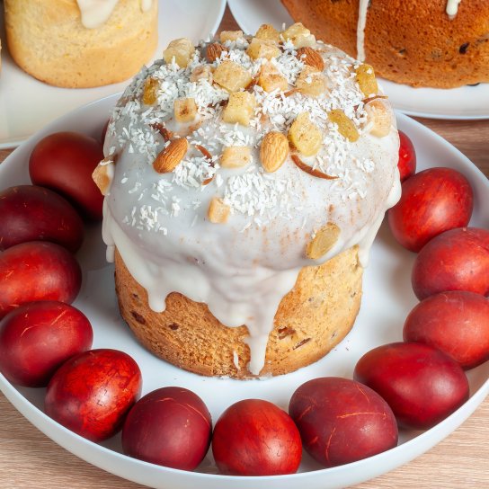 Кокосова паска з маком і родзинками