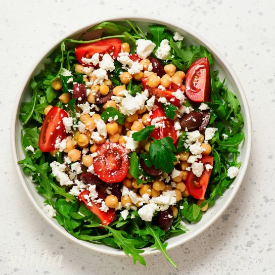 Салат з нутом, фетою і руколою