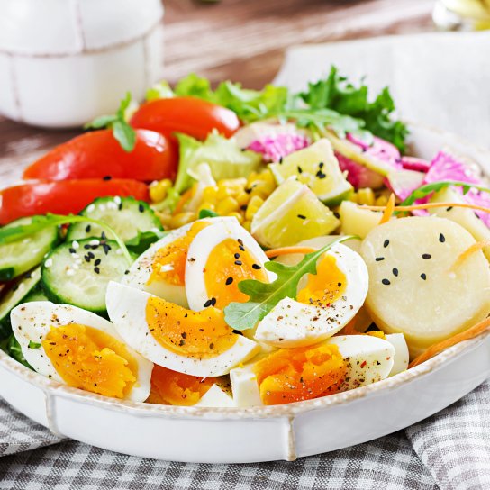 Картопляний салат із редискою, огірком і яйцями